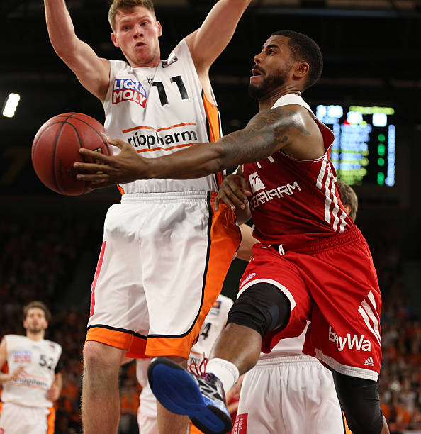 补招球员并 补招球员并